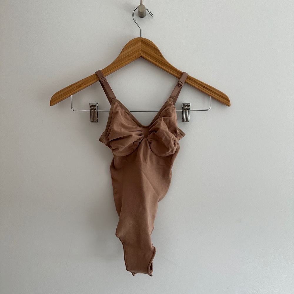 SKIMS SEAMLESS SCULPT THONG BODYSUIT
